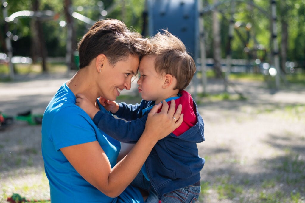 Mom keeps calm when her toddler is upset