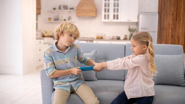 10 Mistakes Parents Make When Dealing With Sibling Rivalry, According To Experts