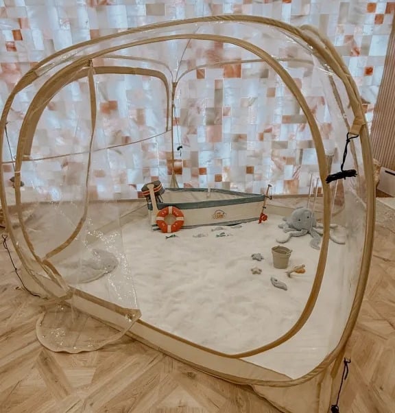 Pop-up tent with salt for play