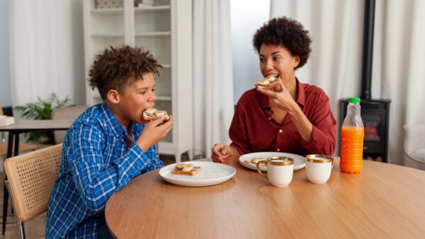 The 90s Butter Mom Trend Has Many Meanings, But Just One Everyone Can Agree On