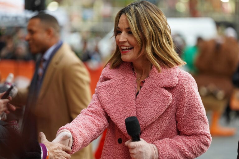 Hoda Kotb and Jenna Bush Hager Performed on the Today Show. December 06, 2023 new York , USA: Hoda Kotb and Jenna Bush Hager, joined by their vocal coach Cheryl Porter and the enchanting voices of the Manhattan School of Music choral ensemble