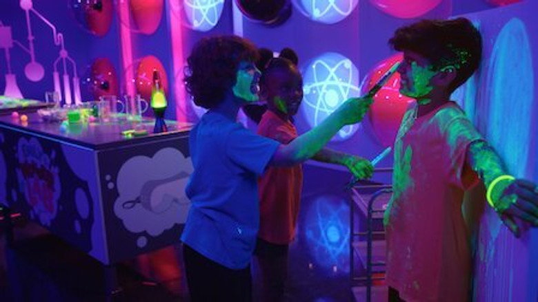 Emily's Wonder Lab – Season 1 - Episode 1 – Glow Party