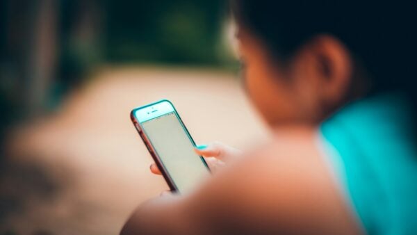Do Smartphones Hurt Reading Skills? New Research Raises Concerns
